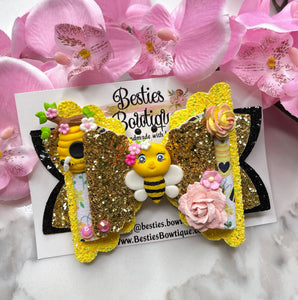 Busy Bee 5.5” Detailed Bow with 2 Clay Centers